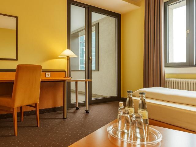 Twice the Comfort: Twin Room with Kitchenette in Frankfurt’s Ostend, Frankfurt Amsterdam Apartments for Rent