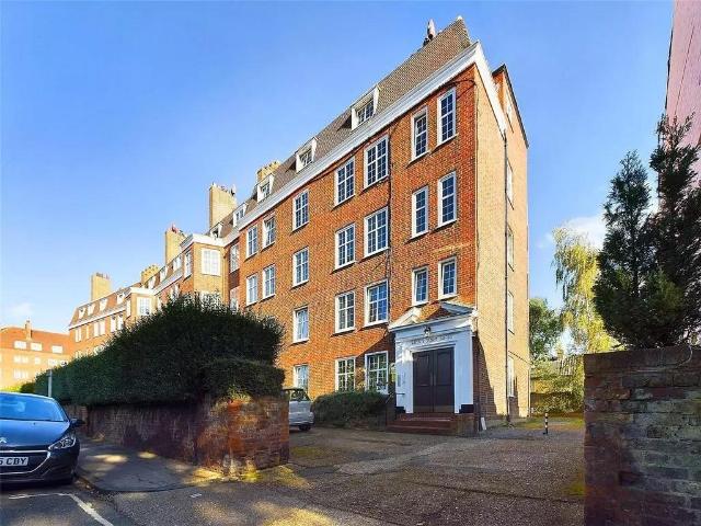 Twickenham, Middlesex, TW1 2 bed flat to rent £2,400 pcm £554 pw