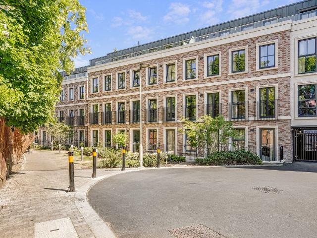 Twickenham Gateway, Bradshaw Close, Twickenham TW1, 1 bed flat to rent, £1,925 pcm | PrimeLocation