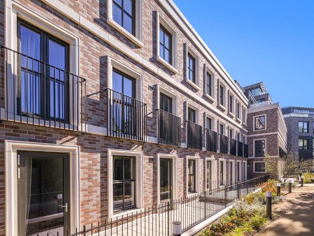 Twickenham Gateway, Bradshaw Close, Twickenham TW1, 2 bed flat to rent, £2,925 pcm | PrimeLocation