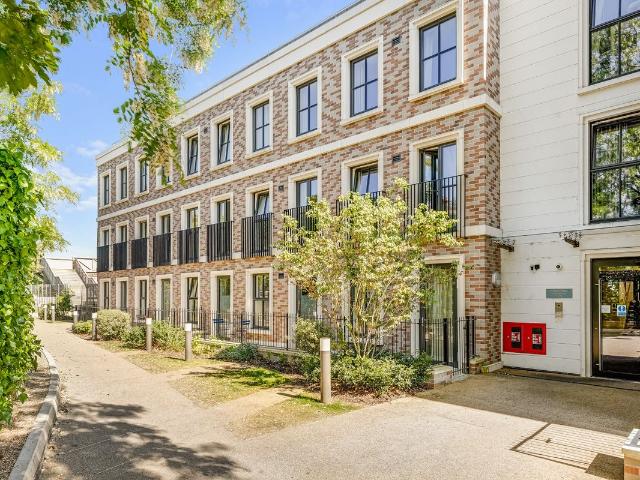 Twickenham Gateway, Bradshaw Close, Twickenham TW1, 2 bed flat to rent, £2,925 pcm | PrimeLocation