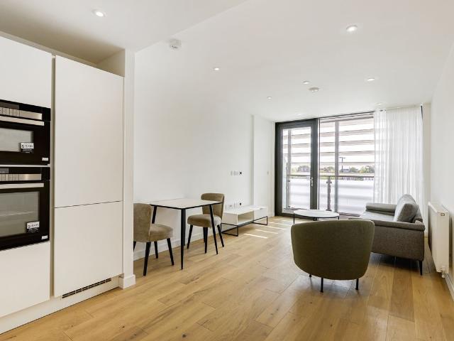 Twickenham Gateway, London Road, London TW1, 1 bed flat to rent, £2,100 pcm | PrimeLocation