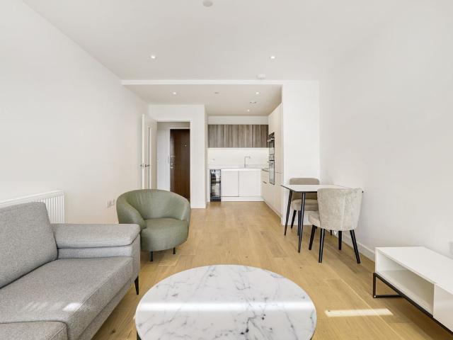 Twickenham Gateway, London Road, London TW1, 1 bed flat to rent, £2,100 pcm | PrimeLocation
