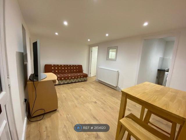 Twickenham Road, Hanworth, Feltham TW13, Studio to rent, £1,300 pcm | PrimeLocation