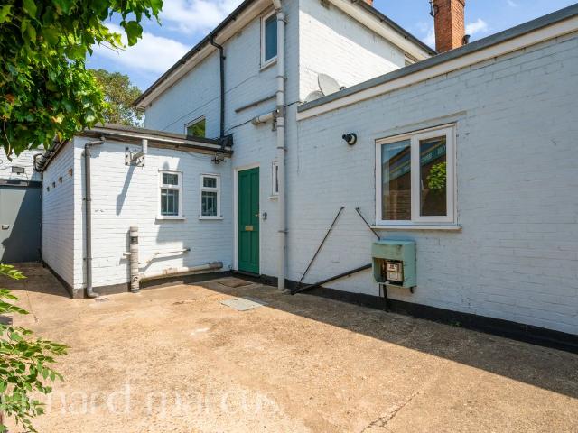 Twickenham Road, Hanworth, Feltham TW13, 2 bed flat to rent, £1,700 pcm | PrimeLocation