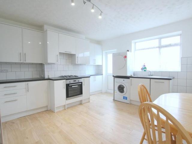 Twickenham Road, Isleworth TW7 4 bed flat to rent £3,095 pcm £714 pw