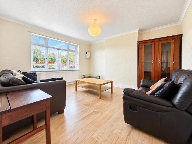 Twickenham Road, Isleworth TW7 4 bed flat to rent £2,295 pcm £530 pw