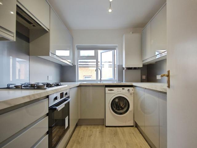 Twickenham Road, Isleworth TW7, 2 bed flat to rent, £1,900 pcm | PrimeLocation
