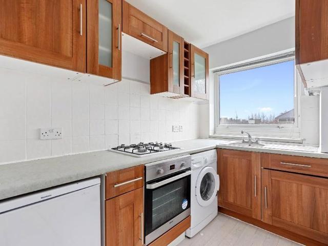 Twickenham Road, Teddington, TW11 1 bed flat to rent £1,500 pcm £346 pw