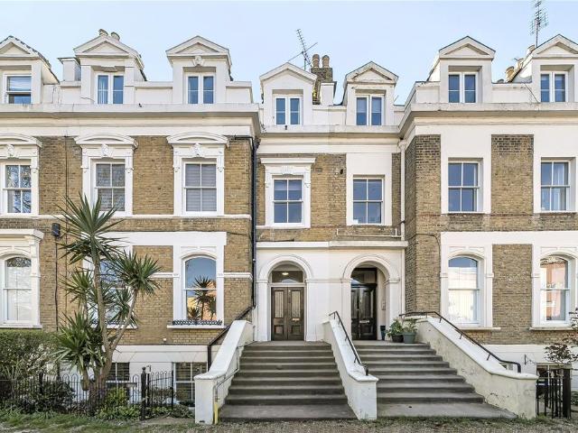 Twickenham Road, Teddington, TW11 2 bed apartment to rent £2,250 pcm £519 pw