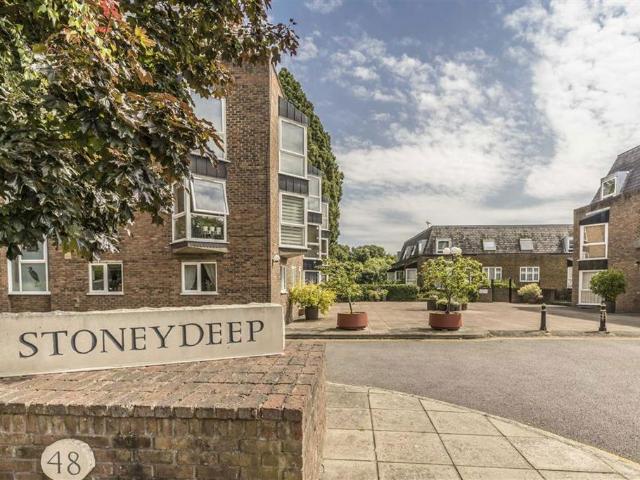 Twickenham Road, Teddington TW11 2 bed flat to rent £2,350 pcm £542 pw