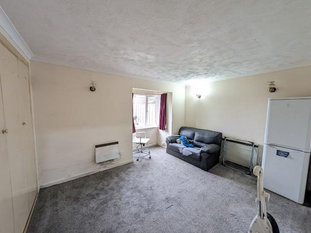 Twin Oaks Court, Uxbridge, Greater London UB8, Studio to rent, £1,100 pcm | PrimeLocation