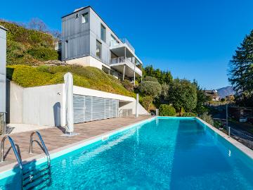 Twin Lake Residence Moderne Villa mit Pool und Seeblick