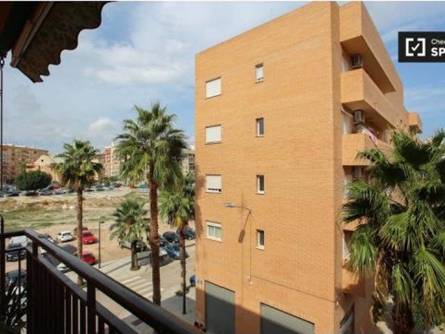 Tu acogedor piso de 3 habitaciones en Valencia, con aire acondicionado y wifi ubicado en Campanar
