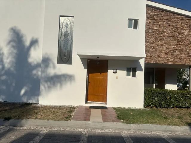 ¡Tu familia merece vivir aquí! Casa con jardín y recámara en planta baja en Privada Los Frailes