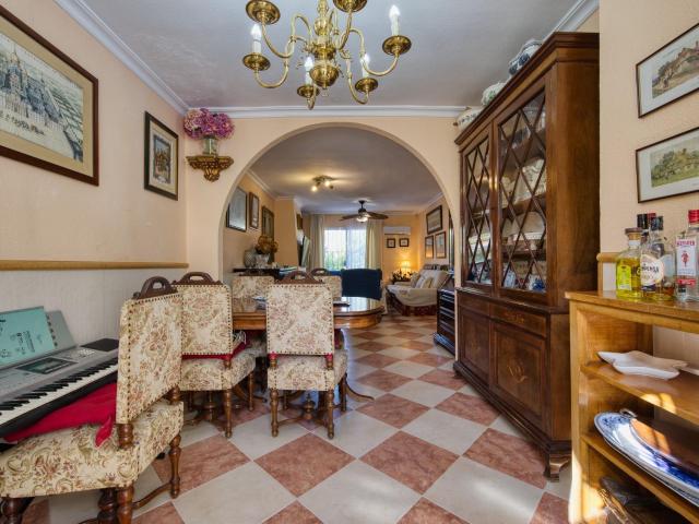 Tu hogar ideal en Mairena del Aljarafe: 5 dormitorios, piscina y ubicación inmejorable