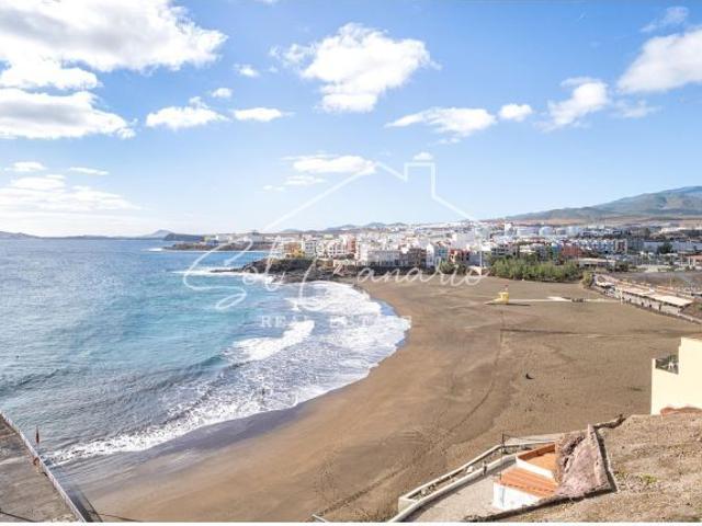 Tu Nuevo Hogar en Telde con Vistas Incomparables a la Playa de Melenara