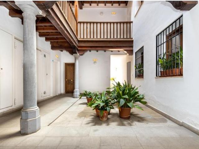 ¡Tu nuevo hogar en Granada! Apartamento con balcón y ascensor