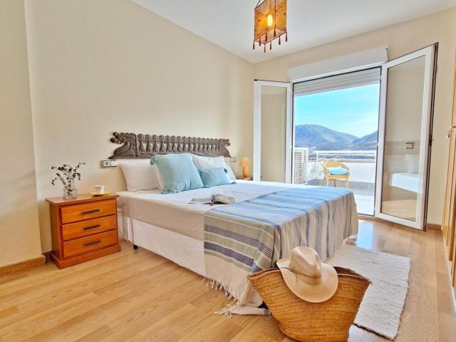¡Tu oasis de luz y mar en Carboneras! Espectacular piso con terraza de ensueño