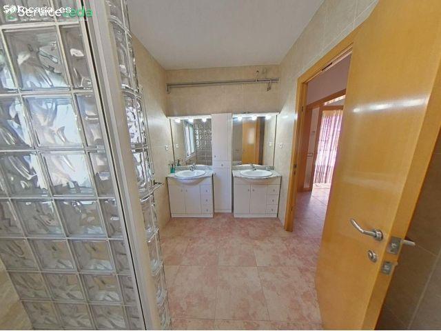 ¡Tu Oasis Privado en La Bisbal! Casa Exclusiva con Piscina, Pista de Padel y Jardín