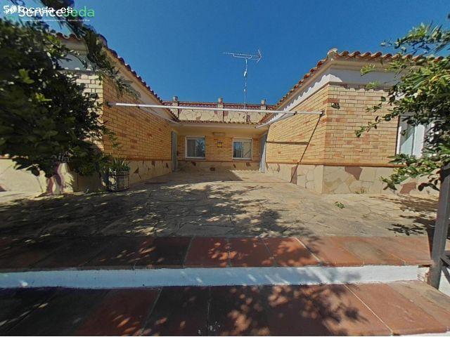 ¡Tu Oasis Privado en La Bisbal! Casa Exclusiva con Piscina, Pista de Padel y Jardín