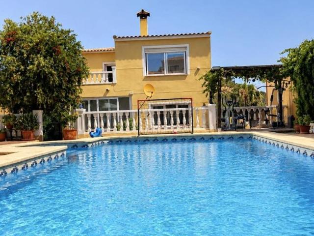 Tu refugio mediterráneo: privacidad, espacio y una villa para disfrutar sin limites