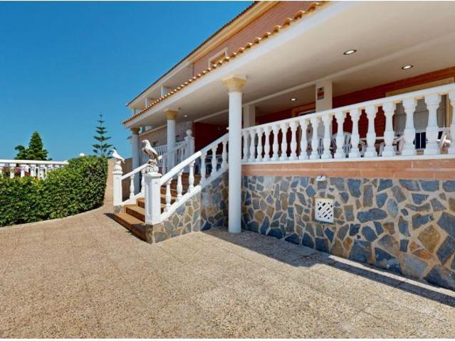 ¡Tu Refugio Frente al Mar te Espera! Vive el Lujo en La Manga del Mar Menor