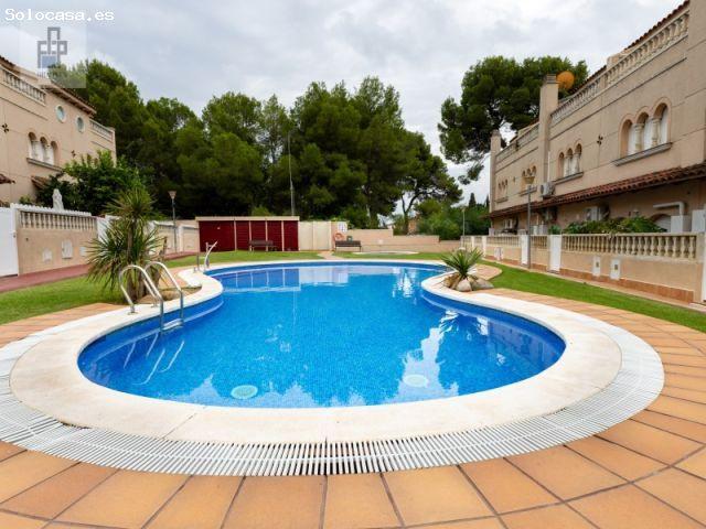 ¡Tu refugio junto al mar en El Francàs! Casa adosada con terrazas y piscina
