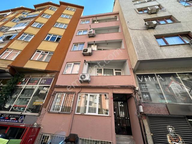 Tuncay'dan Mecidiyeköy'de Cadde Üzerinde Balkonlu 2+1 Eşyasız