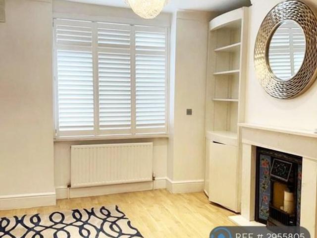 Tunis Road, London, W12 3 bed terraced house to rent £4,000 pcm £923 pw