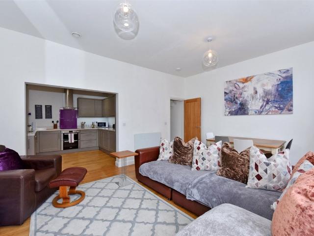 Tuns Lane, Henley On Thames, Oxfordshire RG9, 2 bed flat to rent, £3,550 pcm | PrimeLocation