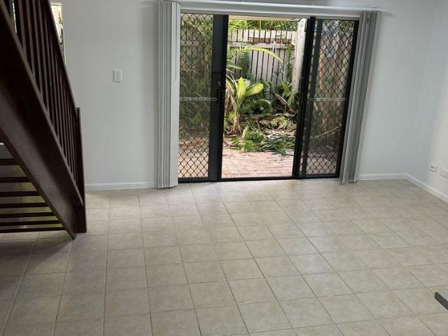Tucked Away, Walk to the Beach Palm Cove Townhouse