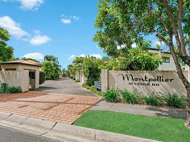 Tucked Away, Walk to the Beach Palm Cove Townhouse