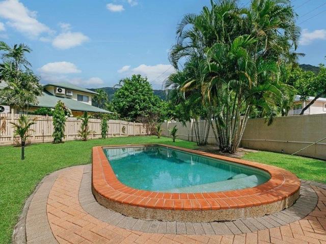 Tucked Away, Walk to the Beach Palm Cove Townhouse