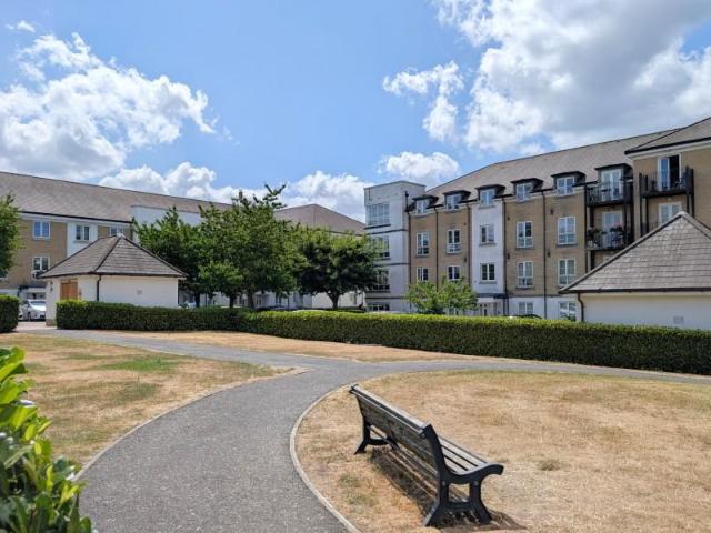Tudor Way, Knaphill GU21 2 bed apartment to rent £1,575 pcm £363 pw