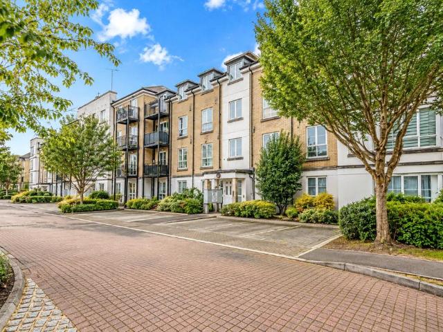 Tudor Way, Knaphill, Woking, Surrey. 2 bed apartment to rent £1,575 pcm £363 pw