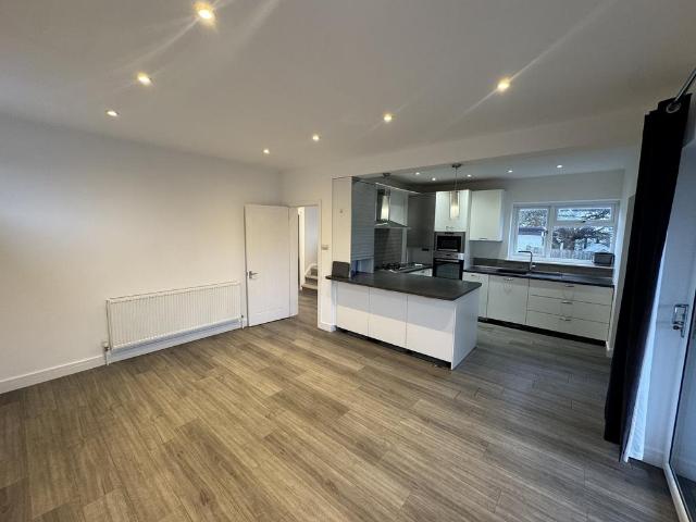 Tudor Way, Petts Wood, 3 bed house to rent £2,495 pcm £576 pw