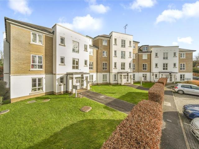 Tudor Way, Woking GU21 2 bed apartment to rent £1,295 pcm £299 pw