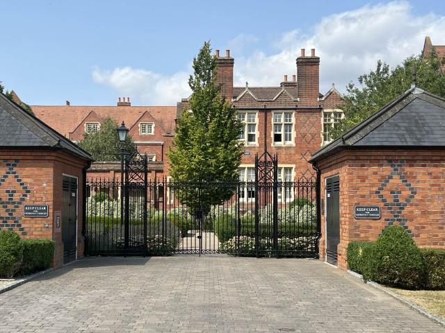 Tudor Court, The Galleries CM14, 1 bed flat to rent, £1,500 pcm | PrimeLocation