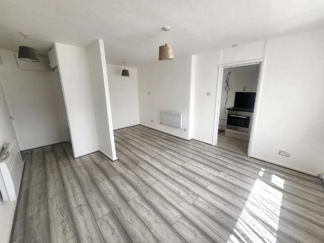 Tudor Court, Tipton DY4 Studio to rent £650 pcm £150 pw