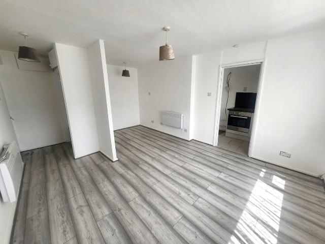 Tudor Court, Tipton DY4, Studio to rent, £650 pcm | PrimeLocation