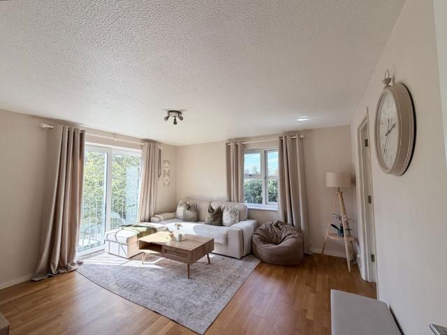 Tudor Court, Dunstable, Beds LU6, 2 bed flat to rent, £1,250 pcm | PrimeLocation