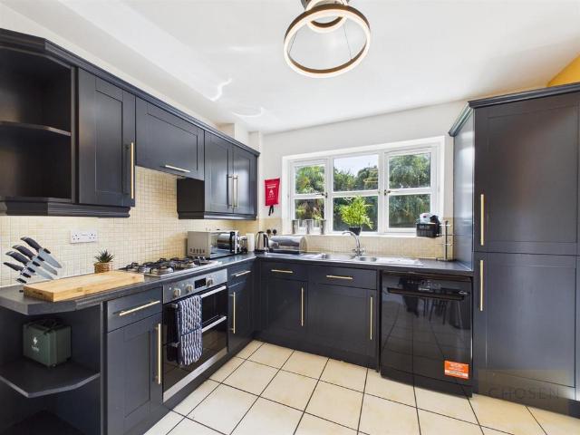 Tudor Close, Churchdown, Gloucester 4 bed detached house to rent £2,000 pcm £462 pw