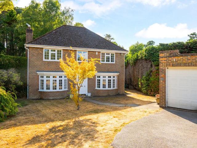 Tudor Close, Grayshott, GU26 4 bed detached house to rent £3,650 pcm £842 pw