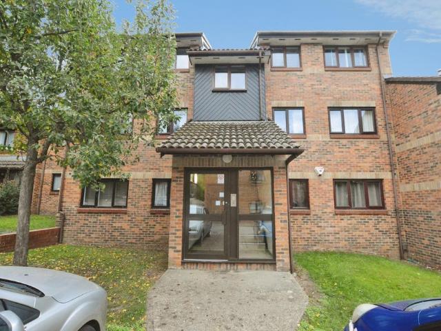 Tudor Close, Hatfield, AL10 2 bed flat to rent £1,300 pcm £300 pw