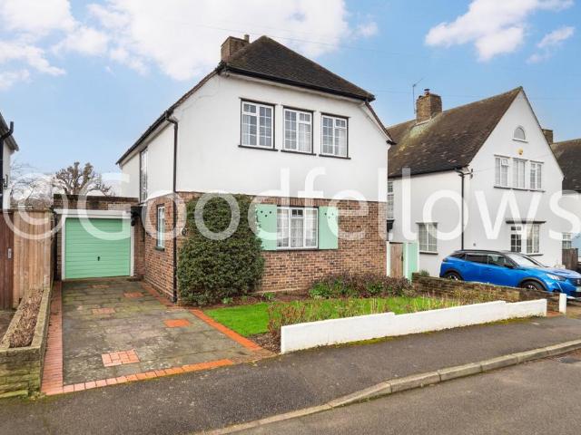 Tudor Close, Sutton SM3 3 bed detached house to rent £2,800 pcm £646 pw