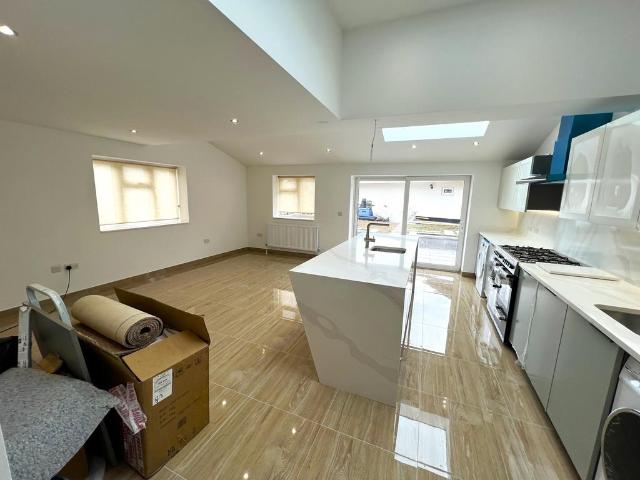 Tudor Crescent, London, IG6 2RP, United Kingdom | 5 bed duplex for rent #133737871 | Rentberry
