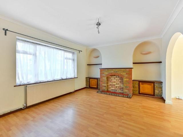Tudor Drive, Morden, SM4 3 bed semi detached house to rent £2,500 pcm £577 pw
