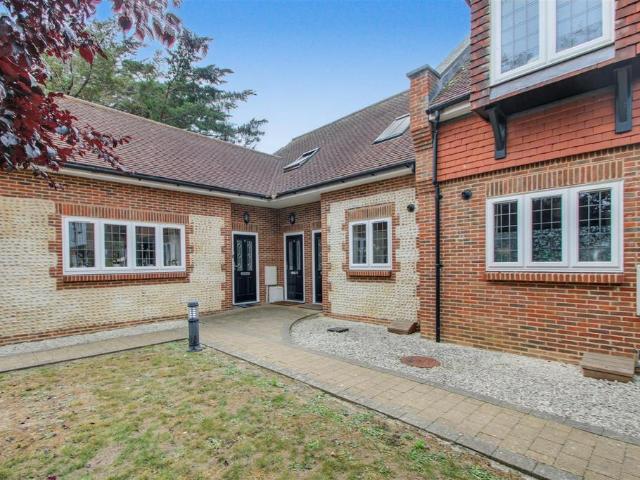 Tudor Gardens, Worthing BN11 2 bed house to rent £1,595 pcm £368 pw