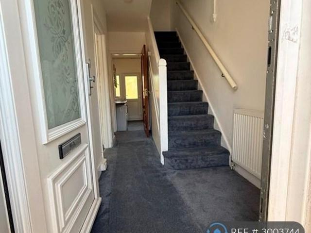 Tudor Road, Luton, LU3 3 bed semi detached house to rent £1,650 pcm £381 pw